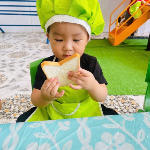 Bé làm bánh mì nướng