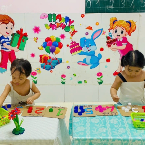 Bé xúc hạt và tập đếm số