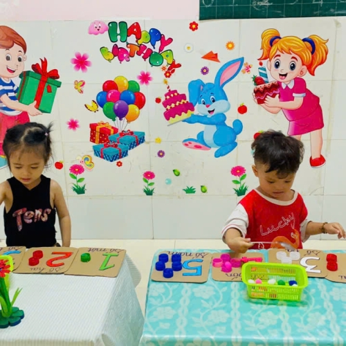 Bé xúc hạt và tập đếm số