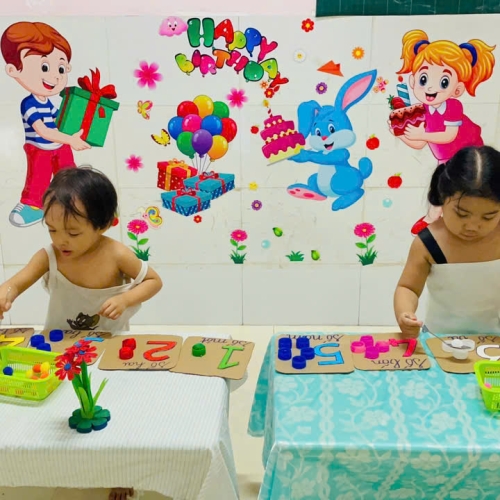 Bé xúc hạt và tập đếm số