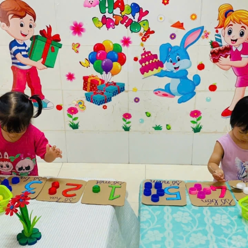 Bé xúc hạt và tập đếm số