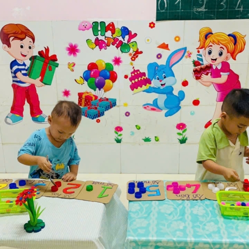 Bé xúc hạt và tập đếm số