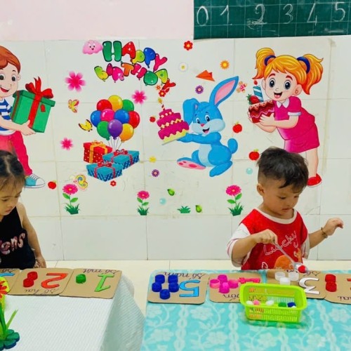 Bé xúc hạt và tập đếm số