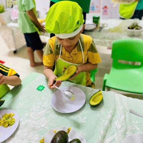 Bé làm kem bơ sầu riêng