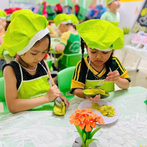 Bé làm kem bơ sầu riêng