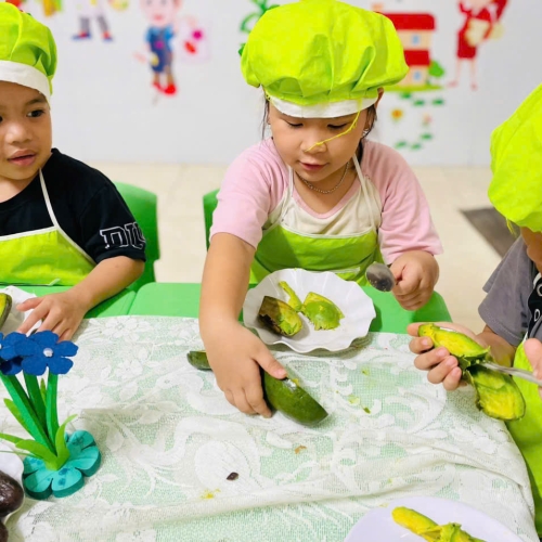 Bé làm kem bơ sầu riêng