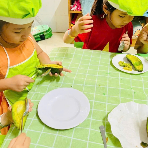 Bé làm kem bơ sầu riêng