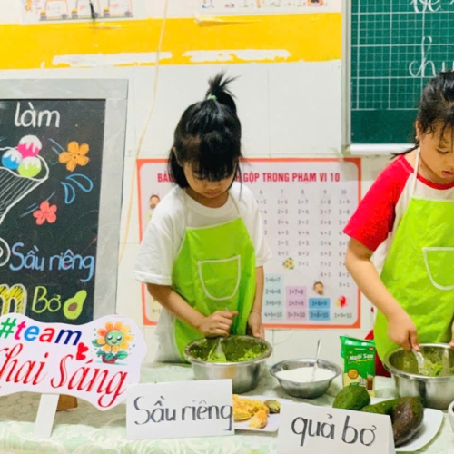 Bé làm kem bơ sầu riêng