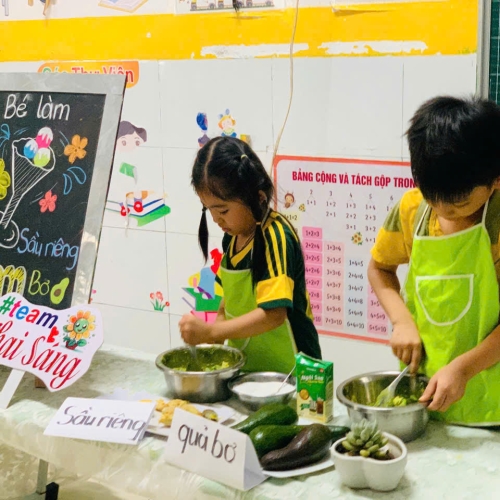 Bé làm kem bơ sầu riêng