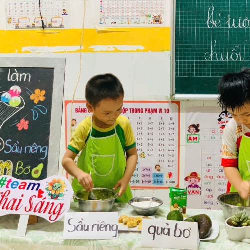 Bé làm kem bơ sầu riêng