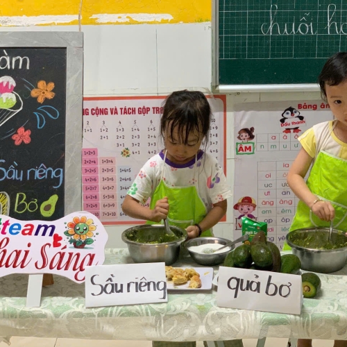 Bé làm kem bơ sầu riêng