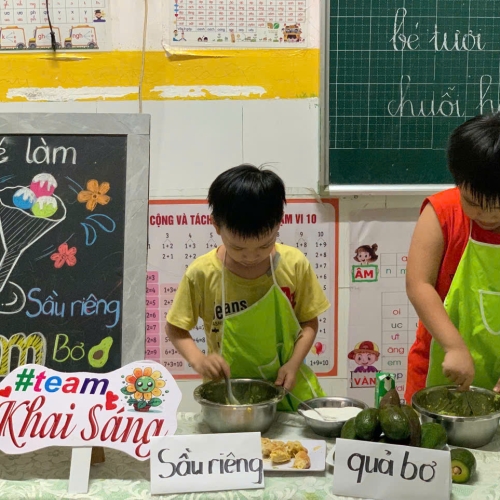 Bé làm kem bơ sầu riêng