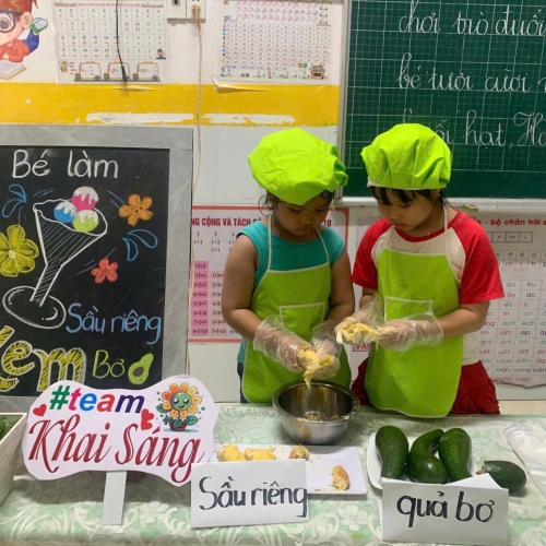 Bé làm kem bơ sầu riêng