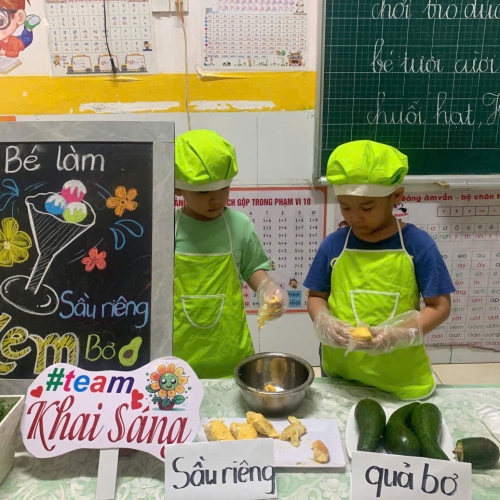 Bé làm kem bơ sầu riêng