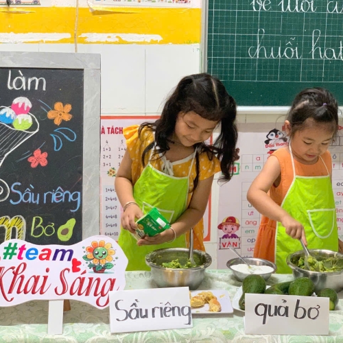 Bé làm kem bơ sầu riêng