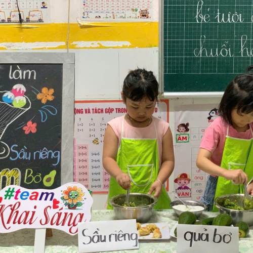 Bé làm kem bơ sầu riêng