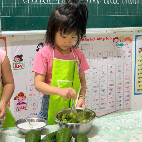 Bé làm kem bơ sầu riêng