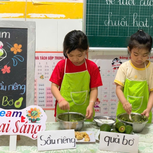 Bé làm kem bơ sầu riêng