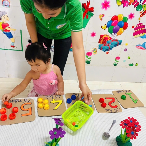 Bé xúc hạt và tập đếm số